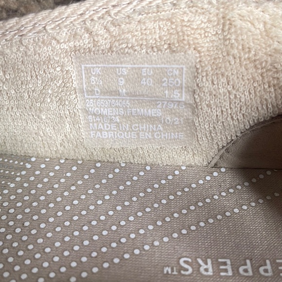 Clarks Tan Canvas Cloudsteppers slip-ons - Picture 6 of 6